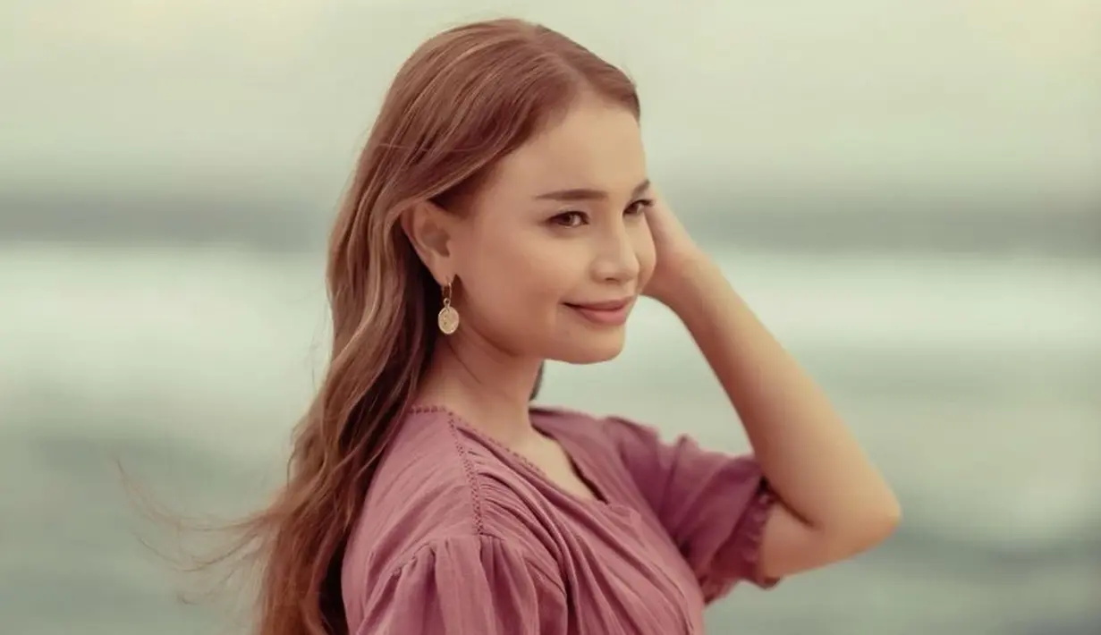 Kerap tampil cetar di atas panggung, pelantun lagu Terlalu Cinta tetap memukau dalam balutan busana vintage. Kali ini, Rossa tampil memesona dengan dress berwara merah muda. Rambutnya yang dibiarkan terurai, membuat pesonanya kian terpancar. (Liputan6.com/IG/@itsrossa910)