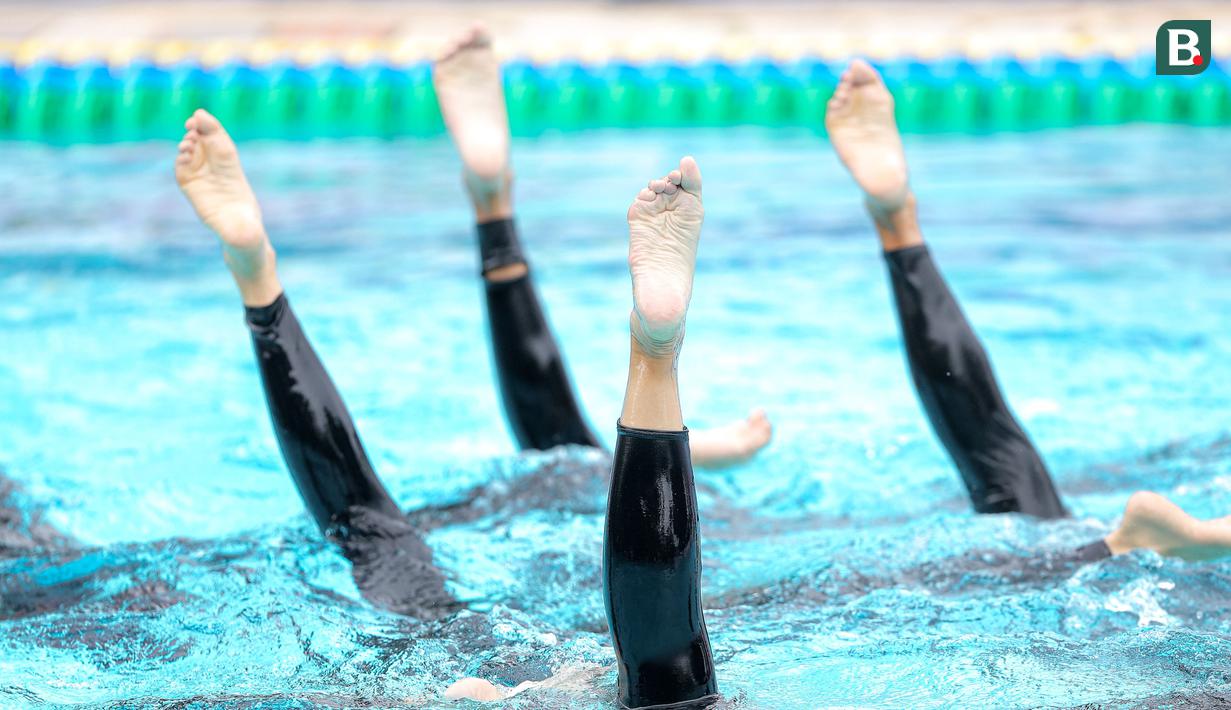 Aksi tim renang indah DKI Jakarta saat pembukaan perlombaan renang Turnamen Olahraga Selebriti Indonesia (TOSI) Season 2, Sabtu (27/1/2024) di Kolam Renang Hotel Borobudur, Sawah Besar, Jakarta. (Bola.com/Bagaskara Lazuardi)
