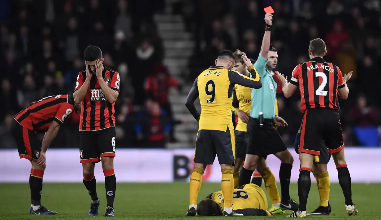 Wasit memberikan kapten Bournemouth, Simon Francis, kartu merah usia melanggar pemain Arsenal. Pada menit ke-82 tuan rumah harus bermain 10 orang karena sang kapten mendapatkan hukuman kartu merah. (Reuters/Dylan Martinez)