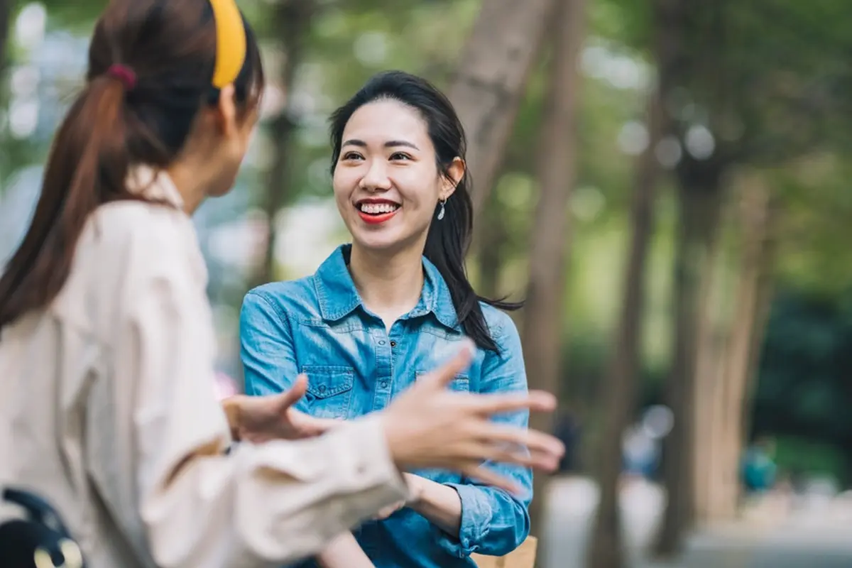 bicara teman sahabat tertawa tersenyum