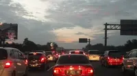 Kendaraan di Tol Jakarta-Cikampek terpantau padat. (@desatura)