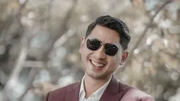 Perankan sosok konglomerat sekaligus pemilik perusahaan, Arya Saloka selalu berpenampilan necis dan cenderung formal. (Instagram/arya.saloka)