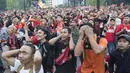 Suporter Persija Jakarta, The Jakmania, memberi dukungan saat nonton bareng di Plaza Timur Senayan, Jakarta, Minggu (9/12). Persija juara Liga 1 setelah menang 2-1 atas Mitra Kukar. (Bola.com/Peksi Cahyo)