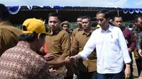 Jokowi bagi sembako di Wonosobo