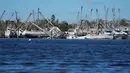 Sejumlah perahu saling bertabrakan dua hari setelah Badai Ian berlalu di Pulau San Carlos, Pantai Fort Myers, Florida, Amerika Serikat, 30 September 2022. Bencana alam ini  memutus satu-satunya akses jalan ke pulau perbatasan, menghancurkan dermaga tepi laut bersejarah dan memadamkan aliran listrik ke 2,67 juta rumah dan bisnis Florida - hampir seperempat dari pelanggan utilitas. (AP Photo/Rebecca Blackwell)