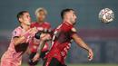 Pemain Bali United, Brwa Hekmat Nouri (kanan) berebut bola dengan pemain Madura United, Slamet Nurcahyo dalam laga pekan ke-16 BRI Liga 1 2021/2022 di Stadion Sultan Agung, Bantul, Kamis (09/12/2021). (Bola.com/Bagaskara Lazuardi)