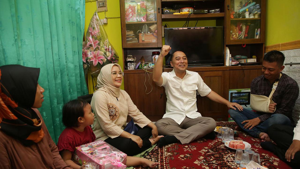 Eri Cahyadi saat menjengut anggota Satpol PP korban pemukulan buruh demo UMK. (Istimewa)