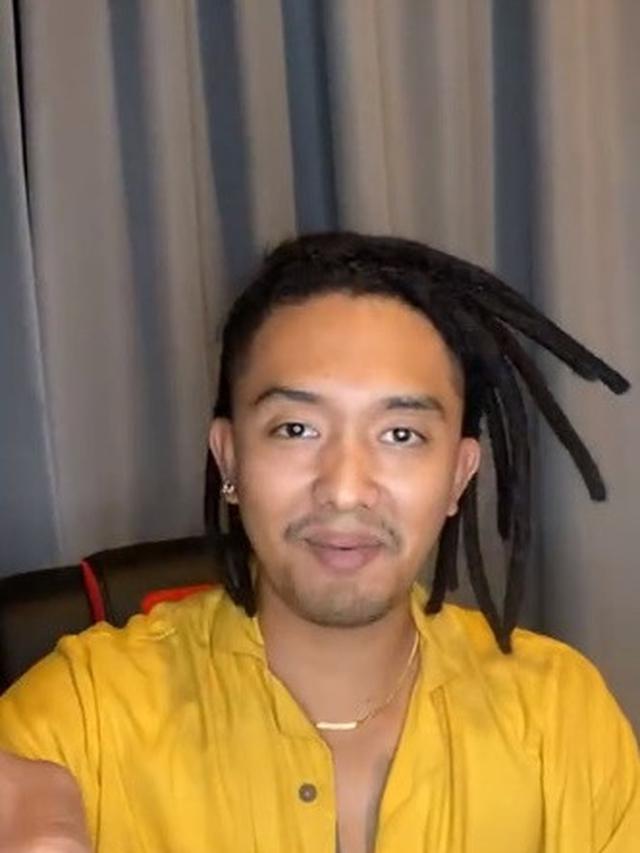 6 Potret Gaya Rambut Gimbal Uus Komika, Sudah Jadi Impian Sejak Kuliah