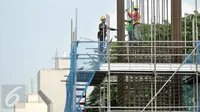 Pekerja memasang besi yang akan digunakan untuk pengecoran tiang konstruksi  MRT di Fatmawati, Jakarta, Sabtu (18/2). PT MRT Jakarta akan melakukan percepatan pembangunan dengan target 37 persen. (Liputan6.com/Yoppy Renato)