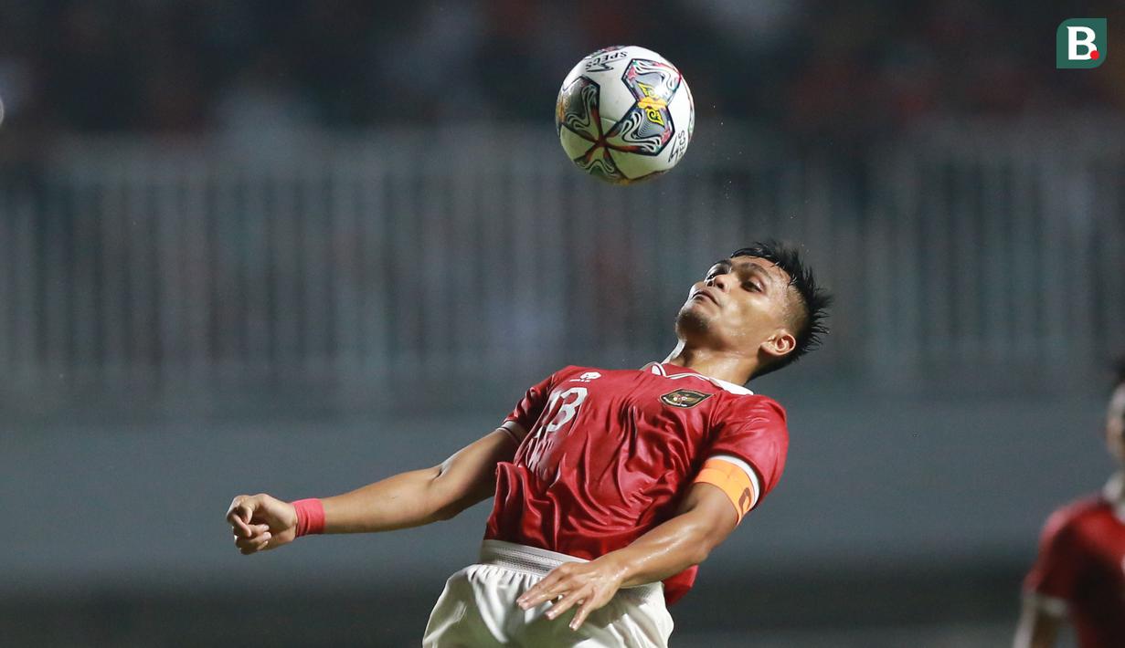 <p>Pemain Timnas Indonesia, Rachmat Irianto berusaha mengontrol bola&nbsp;saat laga FIFA Match Day antara Timnas Indonesia melawan Timnas Curacao di Stadion Pakansari, Bogor, Selasa (27/09/2022). (Bola.com/Muhammad Iqbal Ichsan)</p>