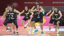 Timnas Basket Selandia Baru melakukan tarian tradisional Haka sebelum laga perebutan juara ketiga FIBA Asia Cup 2022 melawan Timnas Basket Yordania di Istora Senayan, Jakarta, Minggu (24/07/2022). (Bola.com/Bagaskara Lazuardi)