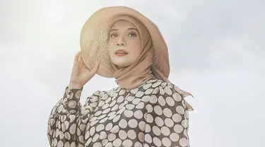 Gaya hijab sederhana dan dipadukan dengan sebuah topi ini bisa dijadikan sebagai inspirasi saat berlibur. Penampilan Zaskia Sungkar satu ini diketahui saat tengah menjalani maternity shoot di pantai Bali. (Liputan6.com/IG/@zaskiasungkar15)