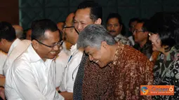 Direktur Utama PLN, Dahlan Iskan memberikan Ucapan Selamat Idul Fitri 1432 H kepada sejumlah karyawan pada acara Halal Bihalal di PLN Kantor Pusat Jakarta, Senin (5/9).