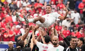Pemain Maroko Azzedine Ounahi diangkat ke udara oleh rekan-rekan setimnya setelah pertandingan sepak bola babak 16 besar Piala Dunia melawan Kanada di Houston, Sabtu(04/07/2026). (AP Photo/David J. Phillip)
