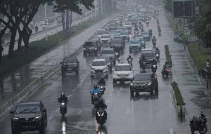Sejumlah kendaraan melintas saat hujan di Bundaran HI, Jakarta, Jumat (18/2/2022). BMKG mengungkapkan potensi curah hujan meningkat dan cuaca ekstrem sepanjang 17-23 Februari 2022. Sejumlah wilayah diminta waspada dampak yang terjadi dari cuaca buruk. (Liputan6.com/Faizal Fanani)