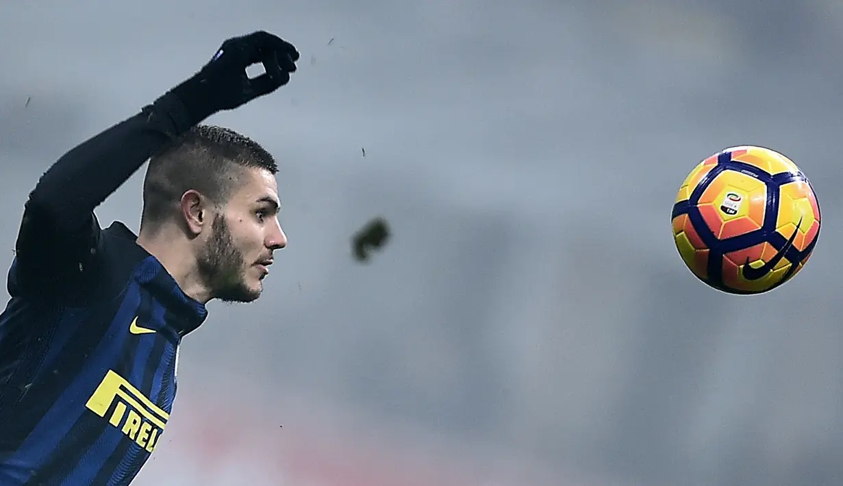 Aksi kapten Inter milan, Mauro Icardi, saat melawan Torino pada laga pekan ke-16 Serie A di Giuseppe Meazza, Minggu (11/12/2016). (AFP/Filippo Monteforte)