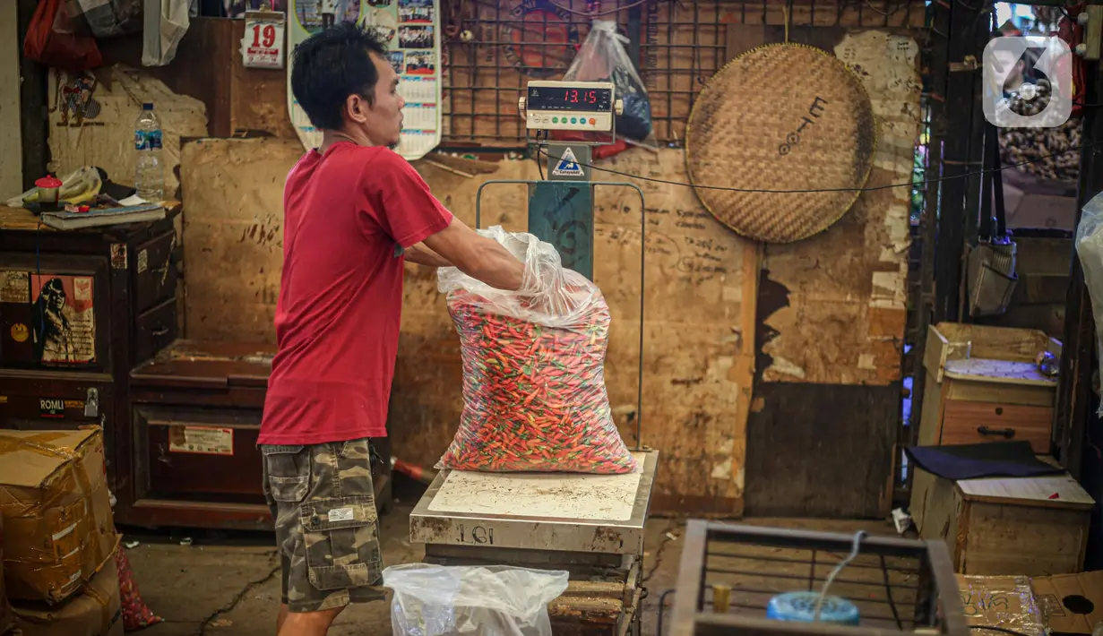 Pedagang menimbang cabai rawit merah di Pasar Induk Kramat Jati, Jakarta, Senin (20/6/2021). Harga cabai rawit merah di pasar-pasar DKI Jakarta naik menjadi rata-rata Rp108.043 per kilogram (kg). Bahkan, di beberapa pasar harga cabai tembus Rp120 ribu per kg. (Liputan6.com/Faizal Fanani)