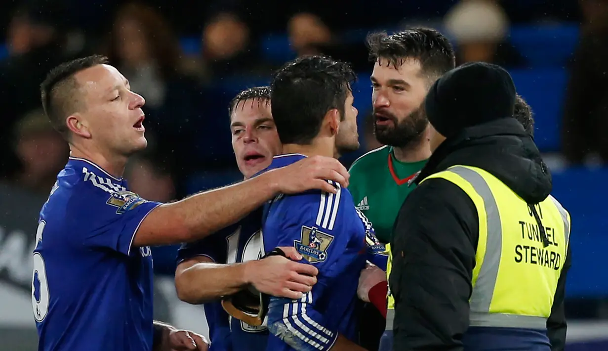 Diego Costa saat bentrok dengan kiper West Bromwich Albion Boaz Myhill usai pertandingan Liga Inggris di Stamford Bridge, London pada 13 Januari 2016. Belakangan tersiar kabar Costa mendapat tawaran dari klub Tianjin Quanjian. (AFP Photo/Ian Kington) 