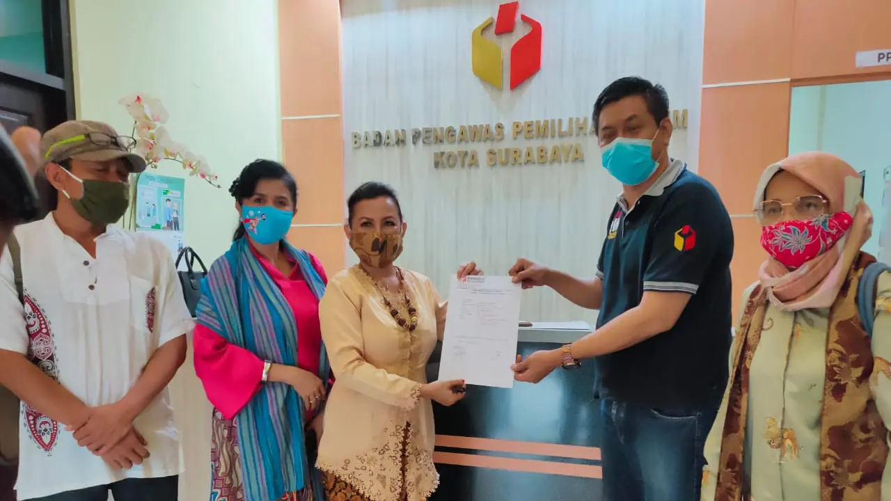 Puluhan emak-emak ini datang sambil membawa bukti dugaan pelanggaran kampanye yang berisi ujaran kebencian di video "Hancurkan Risma".