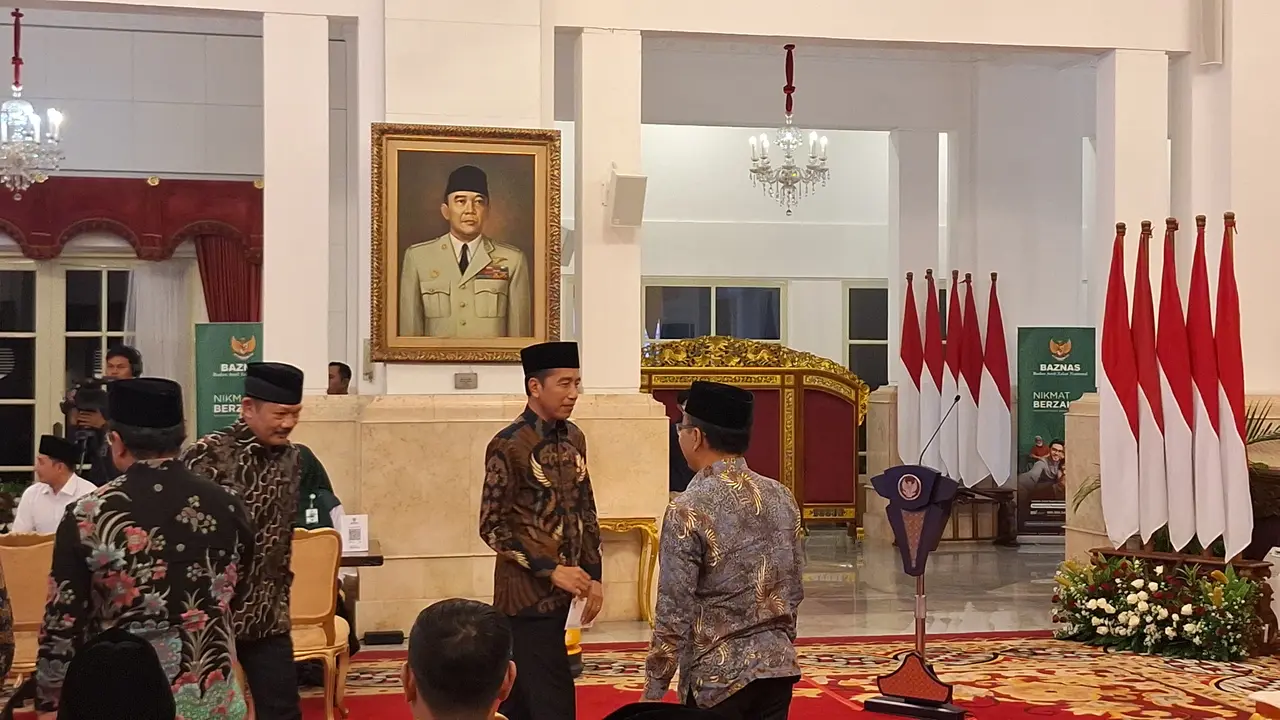 Presiden Joko Widodo (Jokowi) beserta Wakil Presiden Ma'ruf Amin membayarkan zakat melalui Badan Amil Zakat Nasional (BAZNAS) di Istana Negara Jakarta, Rabu (13/3/2024). (Liputan6.com/Lizsa Egeham)