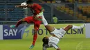 Pemain belakang Indonesia U-23, M. Zaenuri menahan bola yang mengarah ke pemain Timnas Dominika dalam pertandingan laga persahabatan di Stadion GBK, Kamis (15/5/14). (Liputan6.com/Andrian Martinus)