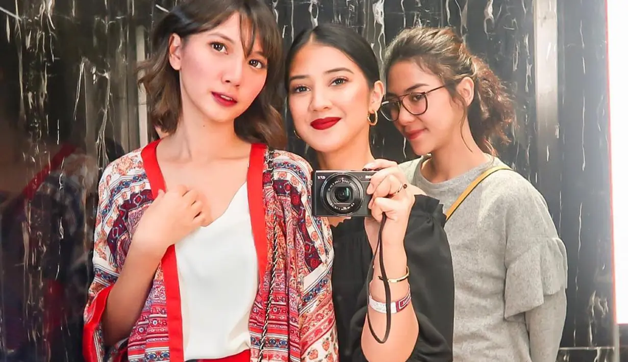 Ketiga seleb cantik ini sama-sama menekuni dunia akting. Sheila sudah membintangi 13 judul film. Sementara Fita membintangi 7 judul film dan Adinda sudah membintangi 6 judul film sepanjang kariernya. (Liputan6.com/IG/@sheiladaisha)