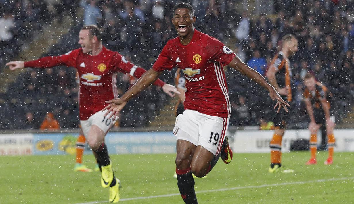 7. Striker Manchester United, Marcus Rashford, merayakan gol yang dicetaknya ke gawang Hull pada laga Premier League di Stadion Kingston Communications, Sunderland, Inggris, Sabtu (27/8/2016). (Reuters/Lee Smith)
