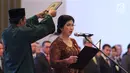Destry Damayanti membacakan sumpah saat dilantik menjadi Deputi Gubernur Senior Bank Indonesia di Gedung MA, Jakarta, Rabu (7/8/2019). Destry Damayanti menjadi Deputi Gubernur Senior BI menggantikan Mirza Adityaswara. (Liputan6.com/Angga Yuniar)