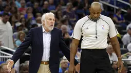 Aksi pelatih San Antonio Spurs, Gregg Popovich (kiri) saat melakukan protes kepada wasit Kevin Cutler pada laga NBA preseason basketball di Orlando. (AP/John Raoux)