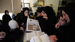 Tidak hanya Amal Khalil, serangan udara Israel di Kota al-Tayri, Lebanon Selatan, juga menewaskan sedikitnya lima orang. Tampak dalam foto, para pelayat berkumpul di sekitar peti jenazah jurnalis Lebanon Amal Khalil yang tewas dalam serangan udara Israel pada Rabu 22 April 2026, memegang koran yang menampilkan potret saudara perempuannya, menjelang prosesi pemakamannya di desa Baysariyeh, Lebanon Selatan, Kamis, 23 April 2026. (AP Photo/Mohammed Zaatari)