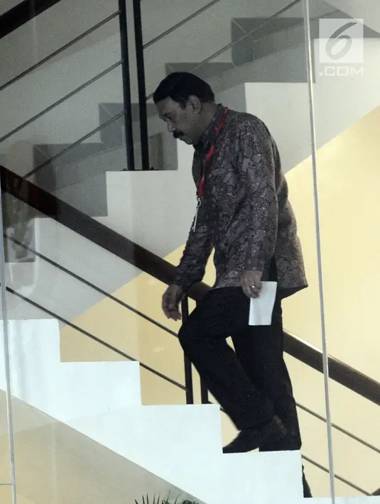 General Manager Divisi 6 PT Nindya Karya (Persero) Arie Mindartanto menaiki tangga memenuhi panggilan penyidik untuk dimintai keterangan di gedung KPK, Jakarta, Senin (23/4). (Merdeka.com/Dwi Narwoko)