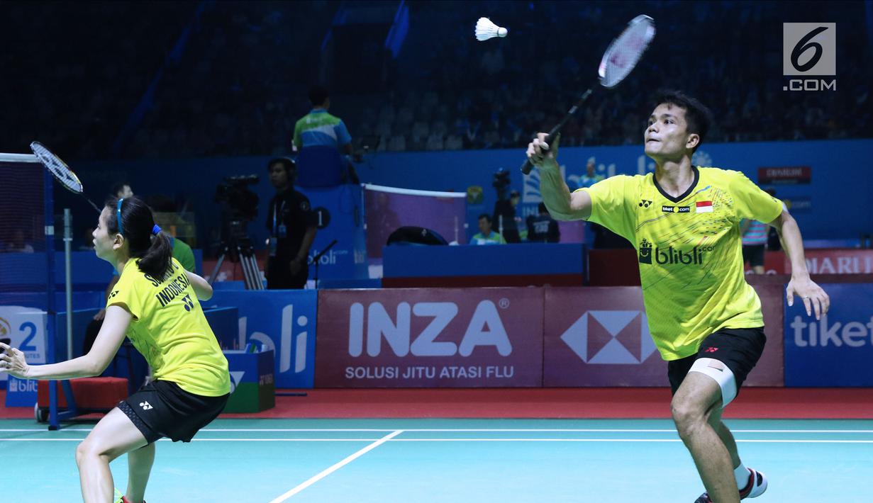 Ganda campuran Indonesia, Ricky Karandasuwardi/Debby Susanto mengembalikan kok ke arah He Jiting/Du Yue (China) pada Indonesia Open 2018 di Istora GBK, Jakarta, Selasa (3/7). Ricky/Debby unggul. 17-21, 21-13, 24-22 (Liputan6.com/Helmi Fithriansyah)