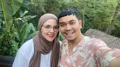 Indra Bekti dan Aldila Jelita kerap mengunggah momen mesra di akun Instagram masing-masing. Pasangan yang menikah pada 28 Desember 2005 ini bahkan hampir tak pernah mendapat pemberitaan miring. (Liputan6.com/IG/@indrabekti)