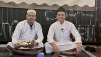 Chef Arnold dan Tretan Muslim berburu sahur (Sumber: Twitter/TretanMuslim)