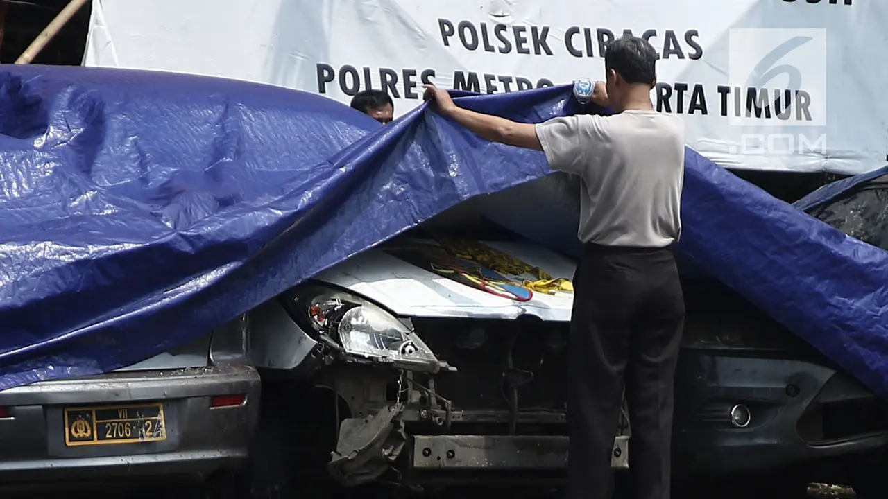 Terpal Biru Tutupi Mobil Sisa Amuk Massa di Polsek Ciracas