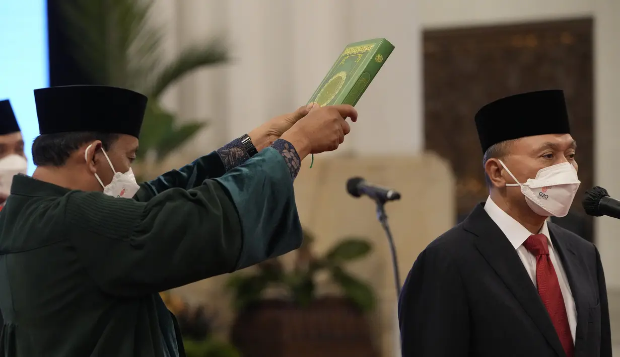 Menteri Perdagangan, Zulkifli Hasan saat disumpah pada upacara pelantikan Kabinet Indonesia Maju di Istana Negara, Jakarta, Rabu (15/6/2022). Jokowi merombak  para menteri dengan tujuan untuk menghidupkan kembali pertumbuhan yang tersendat-sendat dan menstabilkan kekurangan minyak goreng nasional dan kenaikan harga. (AP Photo/Achmad Ibrahim)