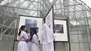 Siswa SD Negeri Menteng 01 mengamati karya foto yang dipamerkan dalam pameran fotografi Rekam Jakarta di Taman Menteng, Kamis (29/8/2019). Kegiatan tersebut dalam rangka edukasi bagi siswa mengenal profesi foto jurnalistik. (merdeka.com/Iqbal S Nugroho)