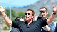 Arnold Schwarzenegger menemani Marinir di Kamp Pendleton menyaksikan penayangan perdana film barunya, Terminator Genisys.