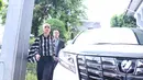 Dengan kepala plontos, Jupe datang sekitar pukul 15.00 WIB dengan mobil Velfire warna putih. (Adrian Putra/Bintang.com)