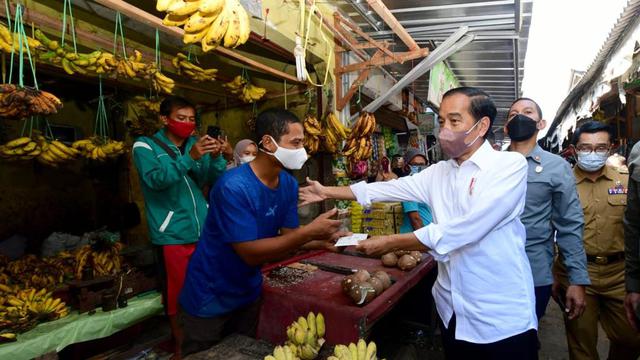 Presiden Jokowi saat memberikan bansos di Pasar Harjamukti, Kota Cirebon