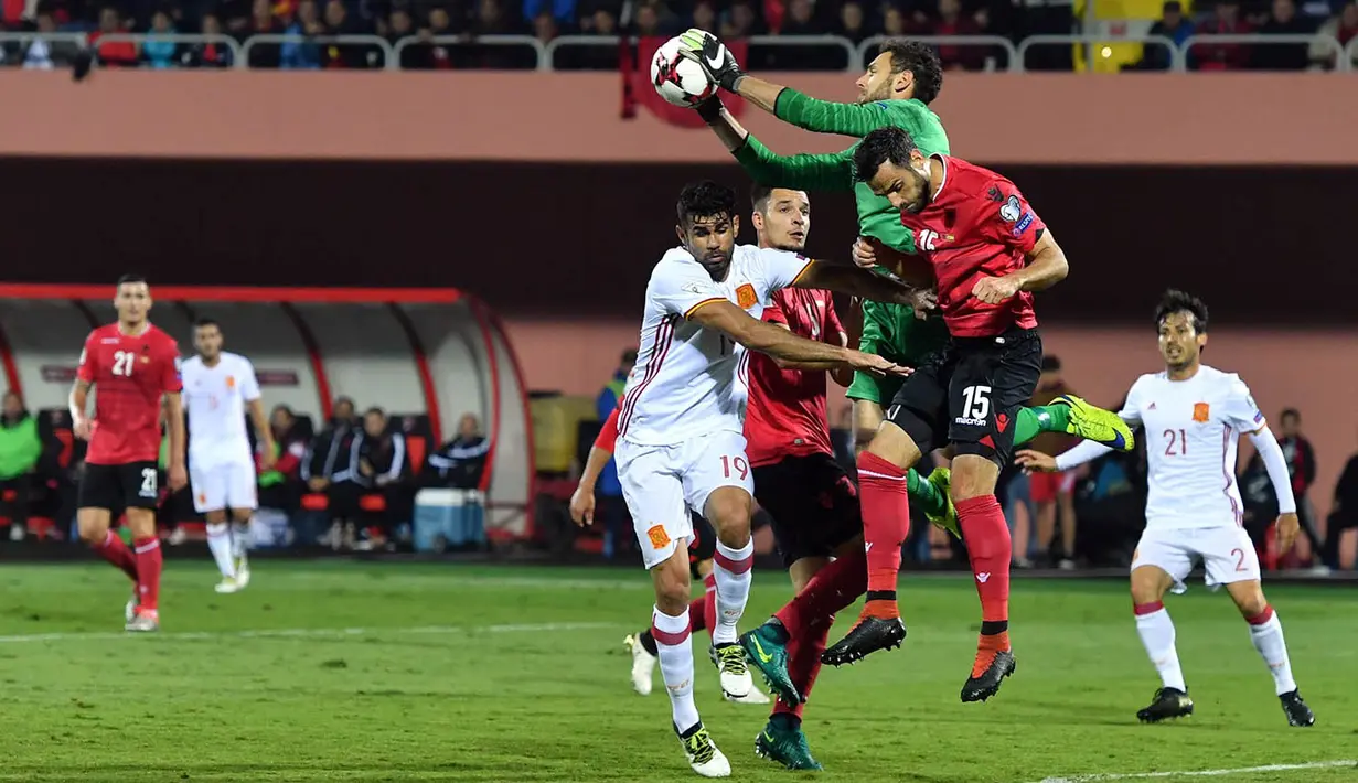 Kiper Albania, Etrit Berisha, mengamankan bola dari serangan pemain Spanyol. Kekalahan ini membuat Albania tertahan di posisi tiga klasemen sementara dengan enam poin. (AFP/Andrej Isakovic)