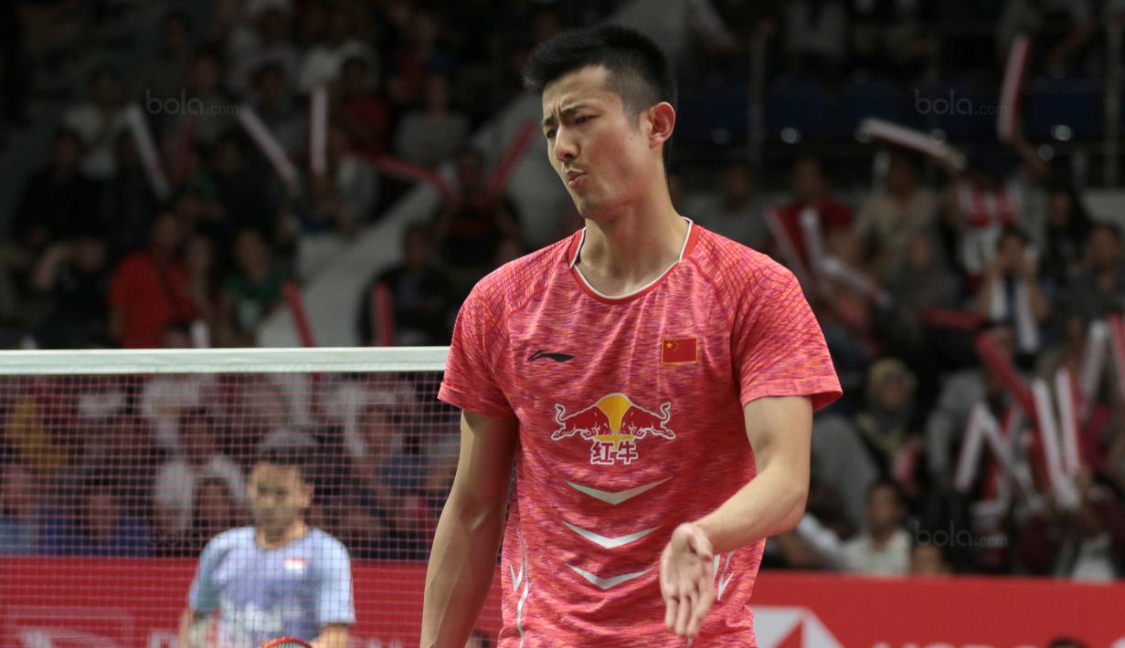 Ekspresi Chen Long setelah gagal menctak angka saat melawan Anthony Ginting pada perempatfinal Daihatsu Indonesia Master 2018 di Istora Senayan, Kamis (26/1/2018). Ginting menang 21-11 16-21 21-18. (Bola.com/Nick Hanoatubun)