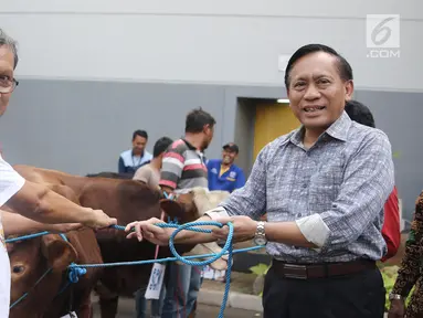 Direktur SCM Imam Sudjarwo menyerahkan 1 ekor sapi ke perwakilan camat Duri Kepa saat penyerahan hewan kurban 1439 H di Studio 5 Indosiar, Jakarta, Kamis (16/8). SCM membagikan hewan kurban sebanyak 5 sapi dan 45 kambing. (Liputan6.com/Herman Zakharia)