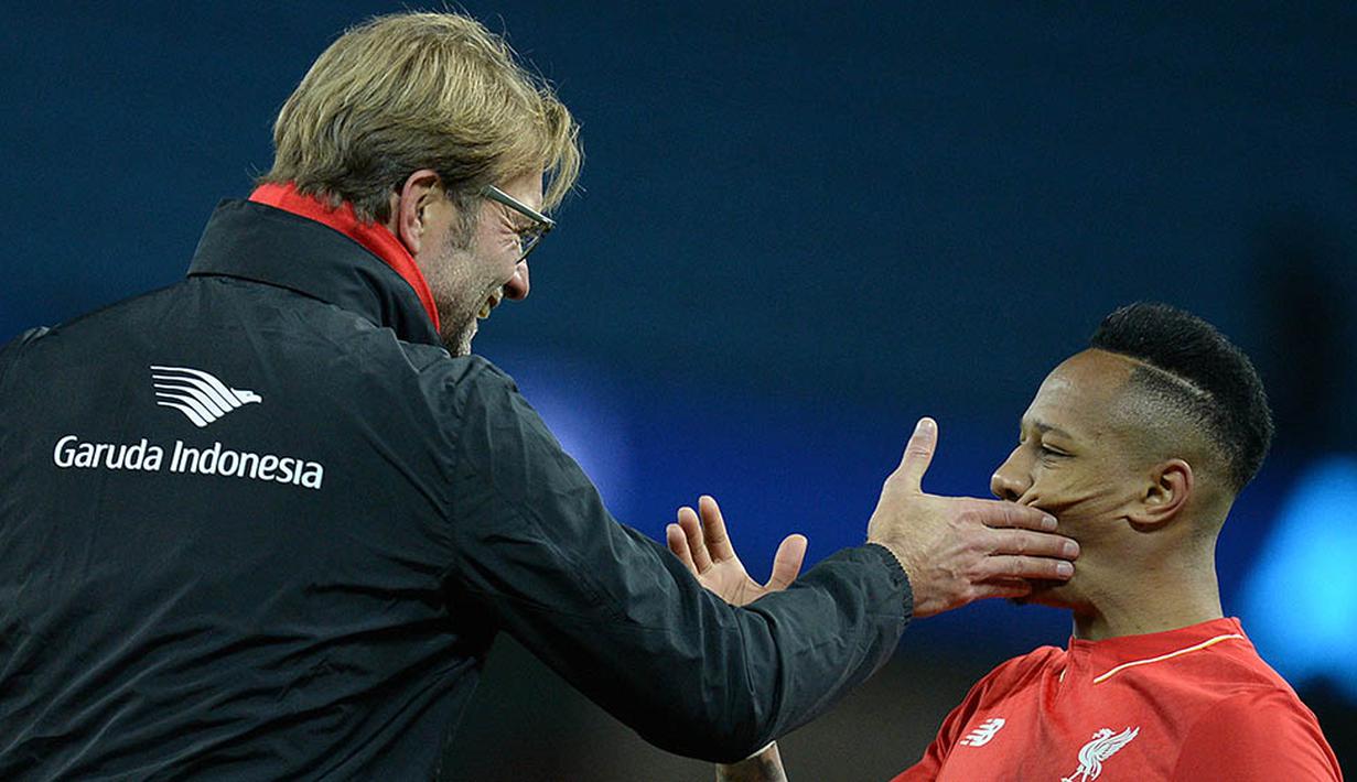 Pelatih Liverpool, Jurgen Klopp, bercanda dengan Nathaniel Clyne usai laga Liga Inggris melawan Manchester City di Stadion Etihad, Inggris, Sabtu (21/11/2015). (AFP Photo/Oli Scarff)