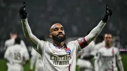 Pemain kedua yang mencetak hattrick di Ligue 1 2023/2024 adalah striker Olympique Lyon yang sempat memperkuat Arsenal selama 5 musim, Alexandre Lacazette. Pemain yang tengah menjalani musim kedua pada periode keduanya bersama Lyon ini membuat hattrick pada pekan ke-15 saat menang 3-0 atas tamunya, Toulouse (10/12/2023). Hingga pekan ke-23 Ligue 1 2023/2024 ia telah mencetak total 12 gol dari 20 laga. (AFP/Olivier Cassignole)