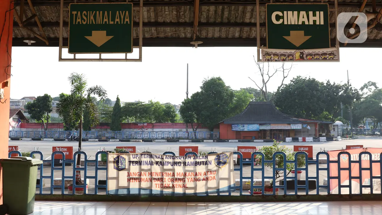 Aktivitas Terminal Kampung Rambutan Masih Kosong