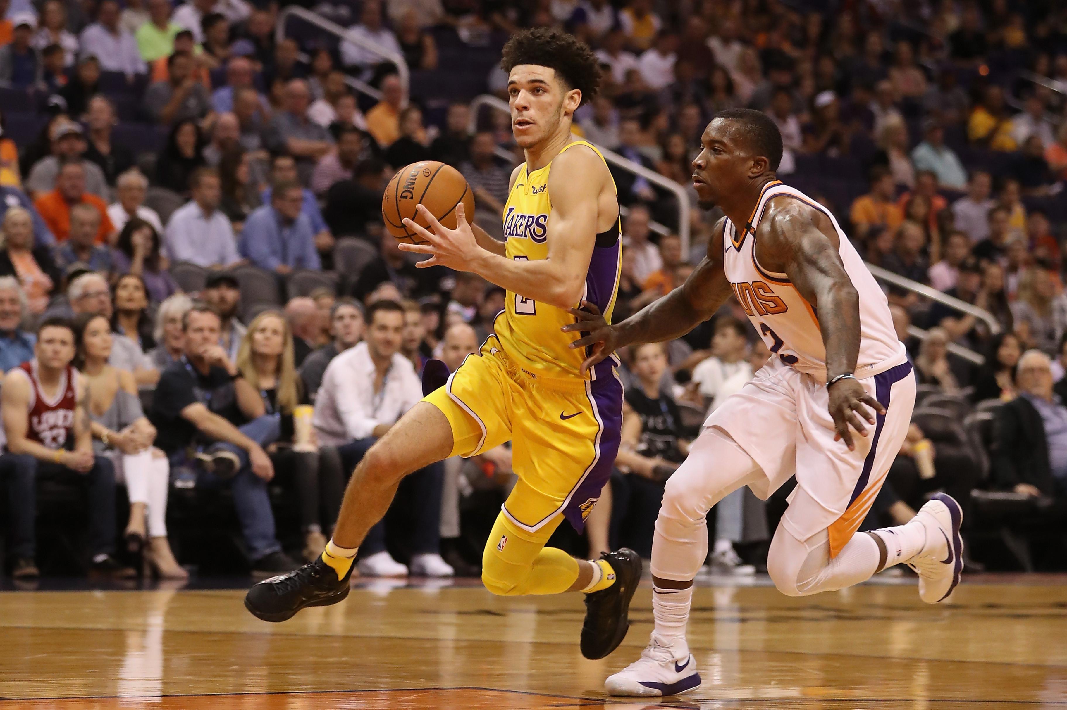 Rookie LA Lakers, Lonzo Ball (kiri), melakukan penetrasi pada laga NBA melawan Phoenix Suns di Talking Stick Resort Arena, Sabtu (21/10/2017) pagi WIB. (AFP/Christian Petersen)