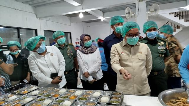 Gubernur Lemhannas TB Ace Hasan Syadzily meninjau salah satu dapur Program Makan Bergizi Gratis (Program MBG) di Kota Depok, Jawa Barat pada hari ini, Senin (6/1/2024).