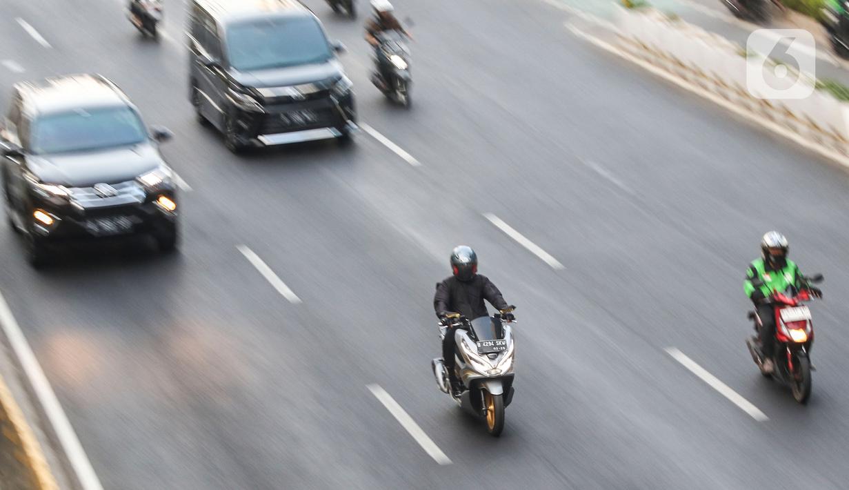 Pemerintah Provinsi (Pemprov) DKI Jakarta bakal melakukan kajian terhadap usulan penerapan ganjil genap untuk kendaraan roda dua atau motor di sejumlah ruas jalan Ibu Kota. (Liputan6.com/Angga Yuniar)