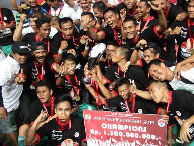 Pemain PMSM Medan merayakan gelar juara Piala Kemerdekaan setelah mengalahkan Persinga Ngawi di final di Stadion Gelora Bung Tomo, Surabaya, Minggu (13/9/2015) malam WIB. (Bola.com/Robby Firly)